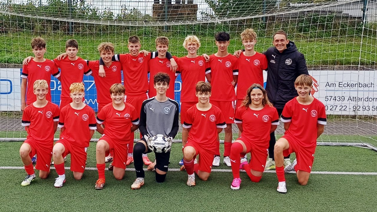 Die erfolgreiche Mannschaft des St.-Ursula-Gymnasiums (v.l.): stehend: Devin Augustin, Nicolas Cervellino (1), Leonas Knigge, Luca Teuber, Momme Rauterkus, Janne Hoberg (1), Malik Gerndorf (1), Leon Schnell (5) und Sportlehrer Marco König, kniend: Max Krabbe, Michel Gabriel (5), Jari Breidebach, Malte Gebauer, Jarne Knigge, Marlon Risch und Mauritz Hesse. von St.-Ursula-Gymnasium