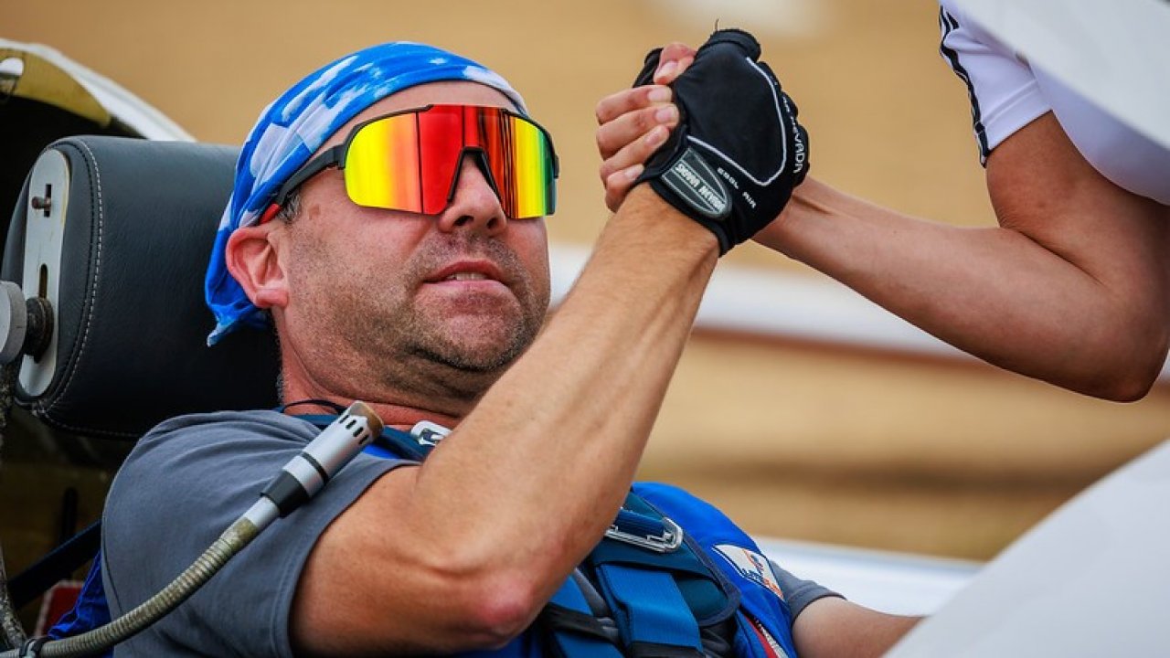 Tobias Ohlig ist Weltmeister im Segelkunstflug in der Advanced-Klasse. Er gewann den Titel in Frankreich. von Verein