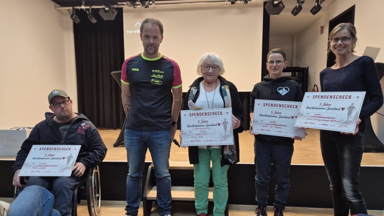 Björn Picker bei der Spendenübergabe an (v.l.): Team André, Smiley Kids, Heart on Trails und das Kinder- und Jugendhospiz Balthasar. von privat