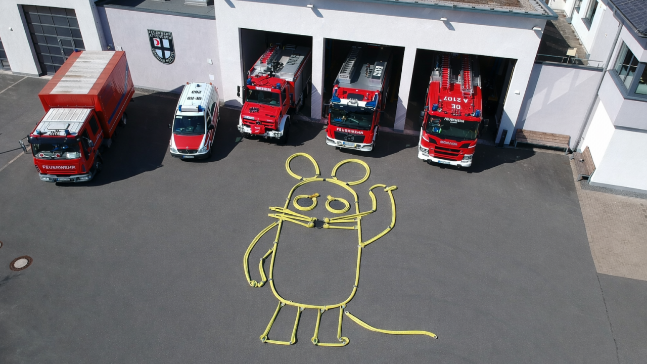 Im Rahmen des WDR „Türen auf mit der Maus“-Tag am Samstag, 3. Oktober, lädt auch der Löschzug Repetal und das DRK Ortsverein Attendorn von 10 bis 17 Uhr Kinder dazu ein, hinter die Kulissen der Feuerwehr und des Rettungsdienstes zu gucken. von Feuerwehr Attendorn