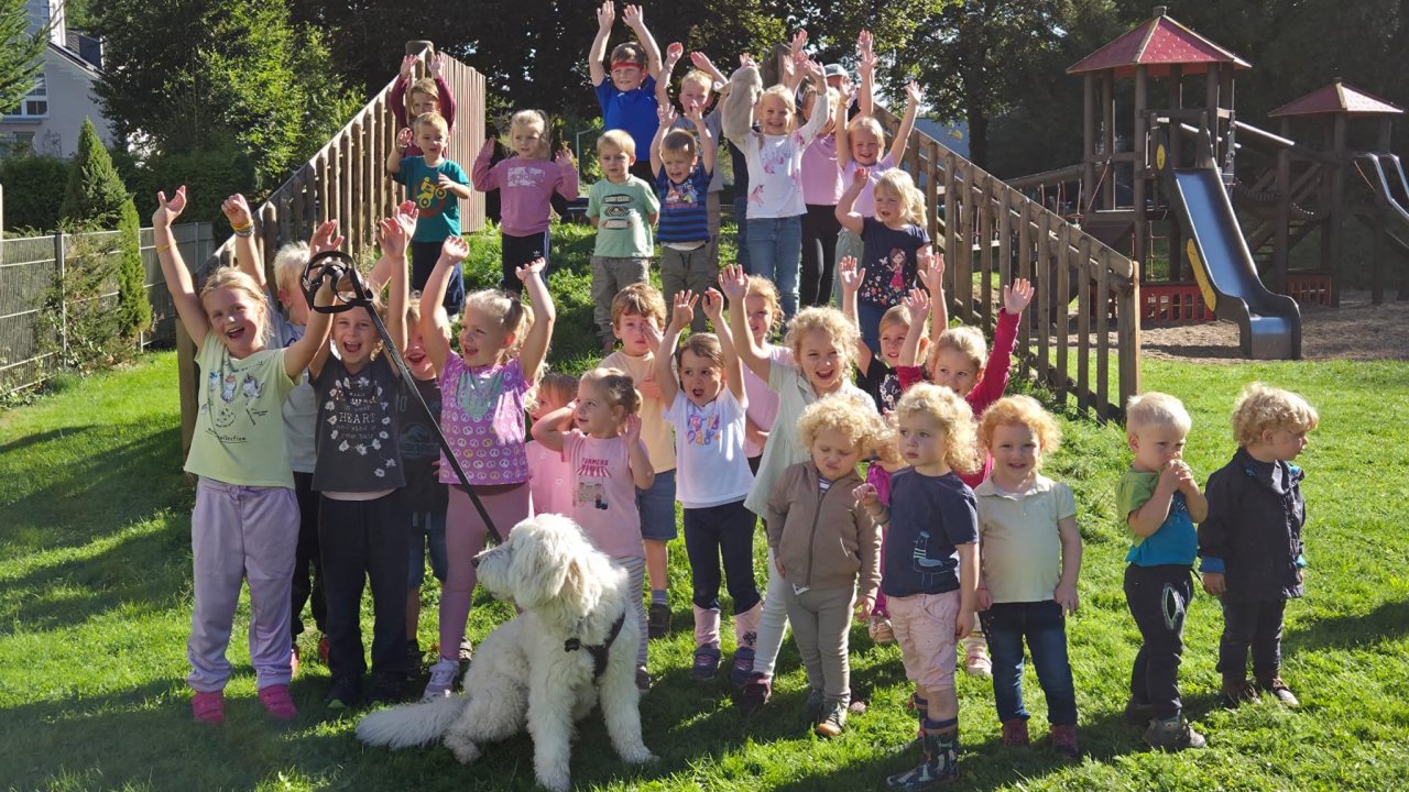 Die Kinder des St. Peter und Paul Kindergartens in Kirchhundem haben mit einem großen Spendenlauf 2.020 Euro für die DRK-Kinderklinik in Siegen gesammelt. von St. Peter und Paul Kindergarten