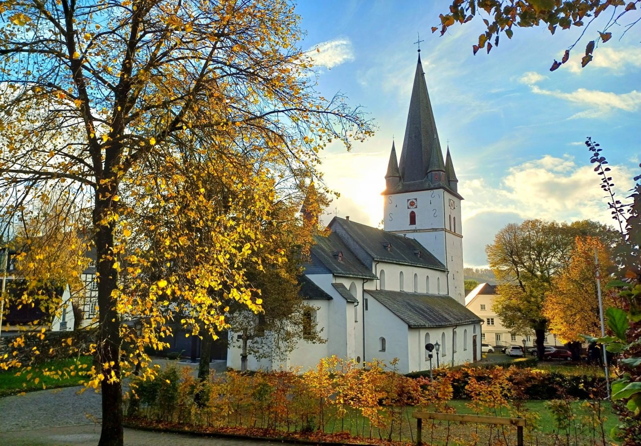 Die St. Clemens-Kirche in Drolshagen im Herbst. von privat