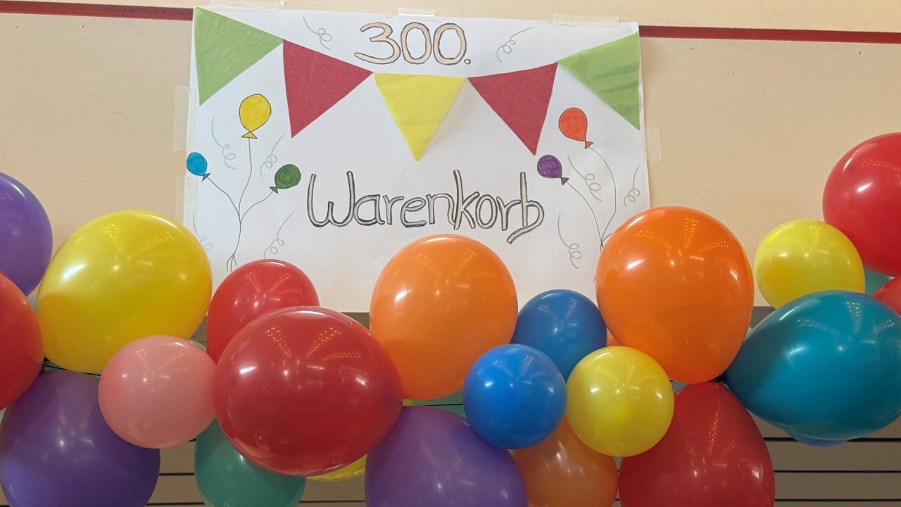 Zum 300. Mal hat am Mittwoch, 23. September, der Warenkorb Altenhundem seine Türen für bedürftige Menschen aus Lennestadt und Kirchhundem geöffnet. Zum Jubiläum wurde die Sauerlandhalle nicht nur bunt dekoriert, es gab auch Waffeln für die Kunden. von Kerstin Sauer