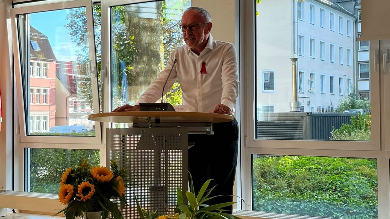 Winfried Holz von der Deutschen Aidshilfe aus Berlin hat im Rahmen der 40-Jahr-Feier der Aidshilfe Kreis Olpe die bewegte Gründungszeit in Erinnerung gerufen und würdigte die Beharrlichkeit, mit der Vorurteile abgebaut wurden. von Aidshilfe Kreis Olpe