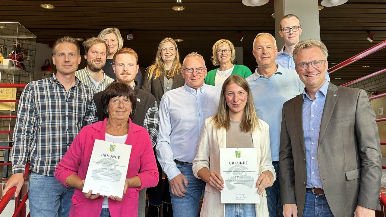 Vertreter der Dorfgemeinschaften Bonzel und Oberelspe mit Bürgermeister Tobias Puspas und einem Teil der Bewertungskommission bei der Ergebnisbekanntgabe. von Stadt Lennestadt, Lisa Ohm