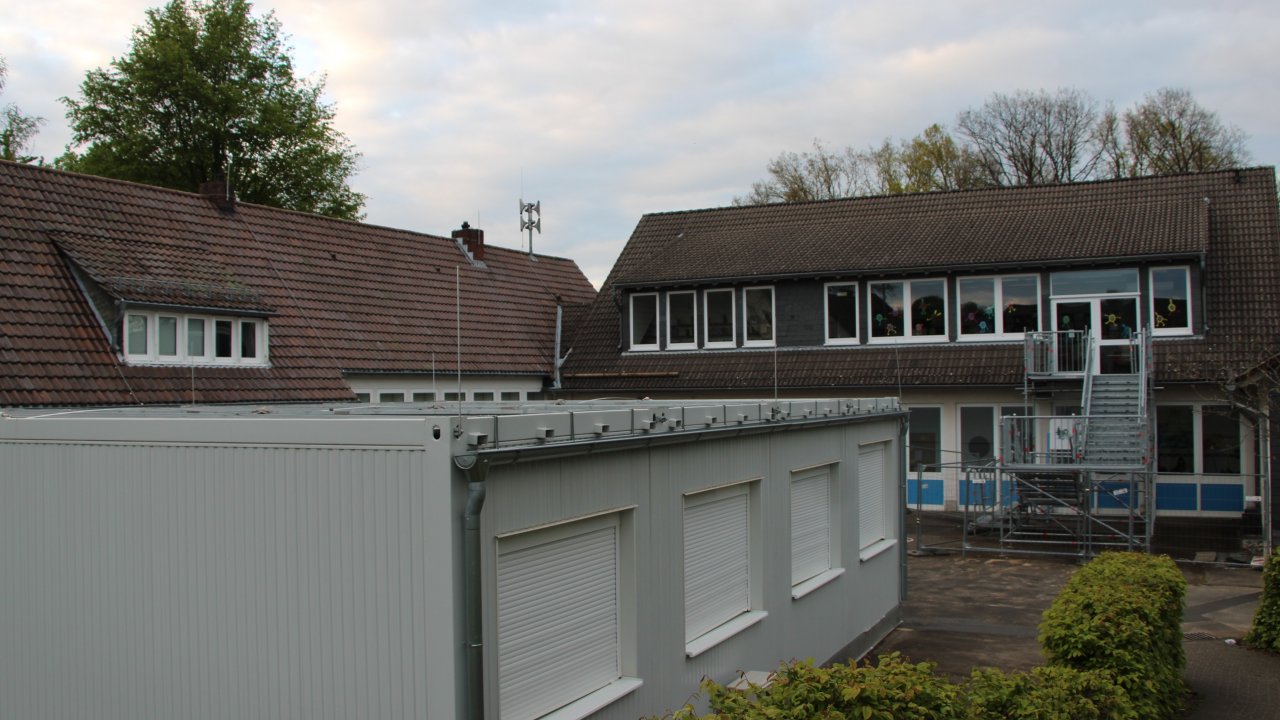 Vor der Grundschule Rothemühle sorgt ein Container seit einiger Zeit für zusätzlichen Raum. von Lorena Klein
