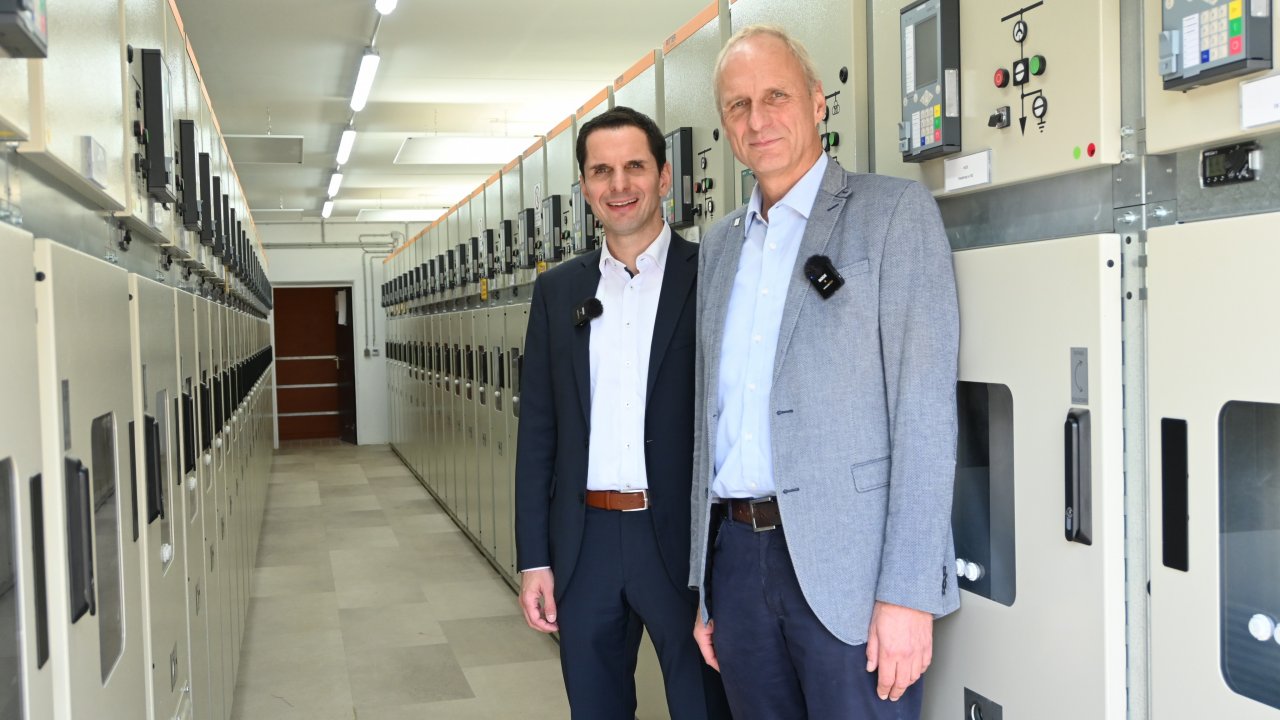 Attendorns Bürgermeister Christian Pospischil (l.) und Ingo Erhardt (Geschäftsführer Bigge Energie) bei der Begehung der modernisierten Umspannanlage in Attendorn. von Jana Becker