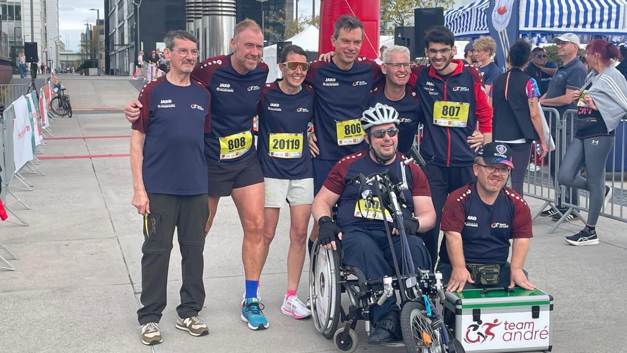 Das Team Andrè ging beim „Run of Colours“ in Köln an den Start. von privat