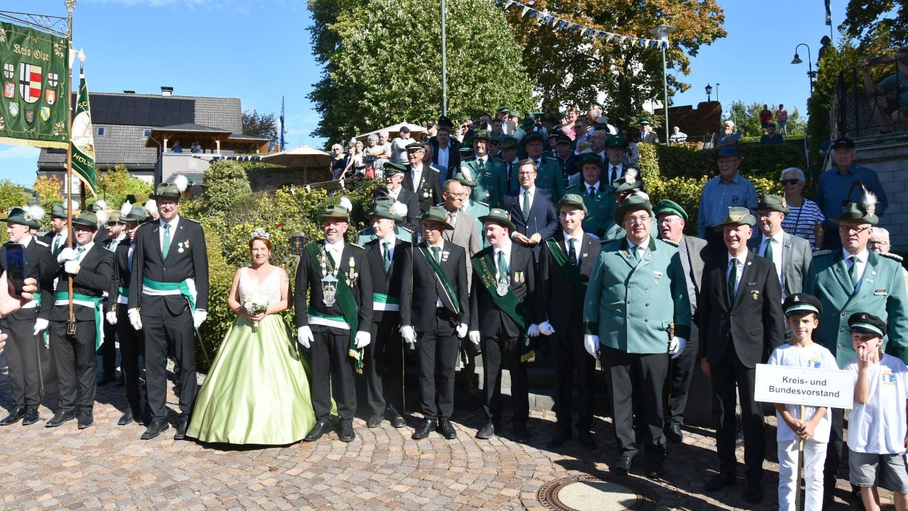 Kreisschützenfestsonntag 2026 in Elspe: der große Festzug, hier ein Blick auf die Ehrentribüne. von Nicole Voss