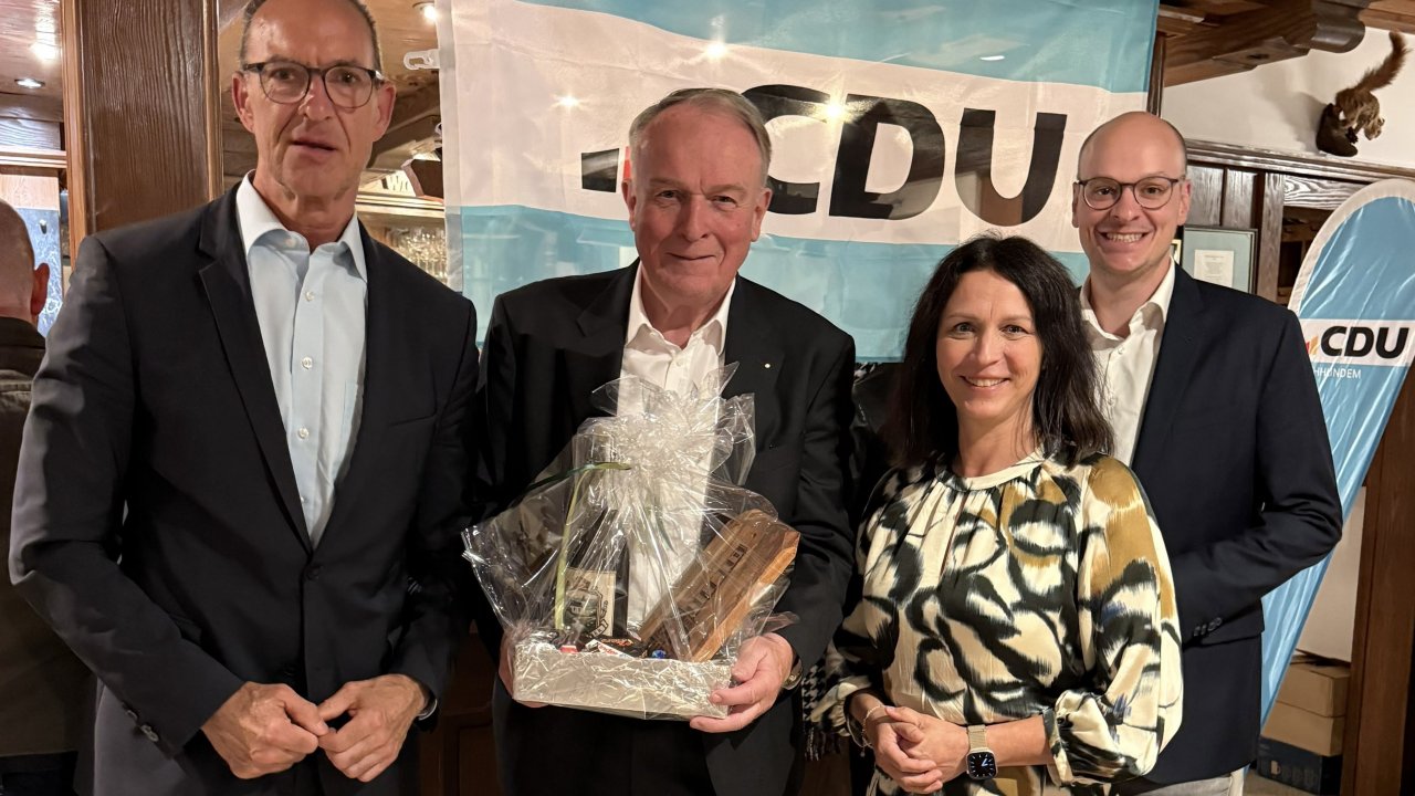 Mehr als 80 Gäste sind der Einladung der CDU-Gemeindeunion Kirchhundem und des CDU-Stadtverbands Lennestadt zum „Talk im Turm“ im Rhein-Weser-Turm gefolgt. Als Impulsgeber war Walter Viegener vor Ort (2.v.l.). von CDU Stadtverband Lennestadt