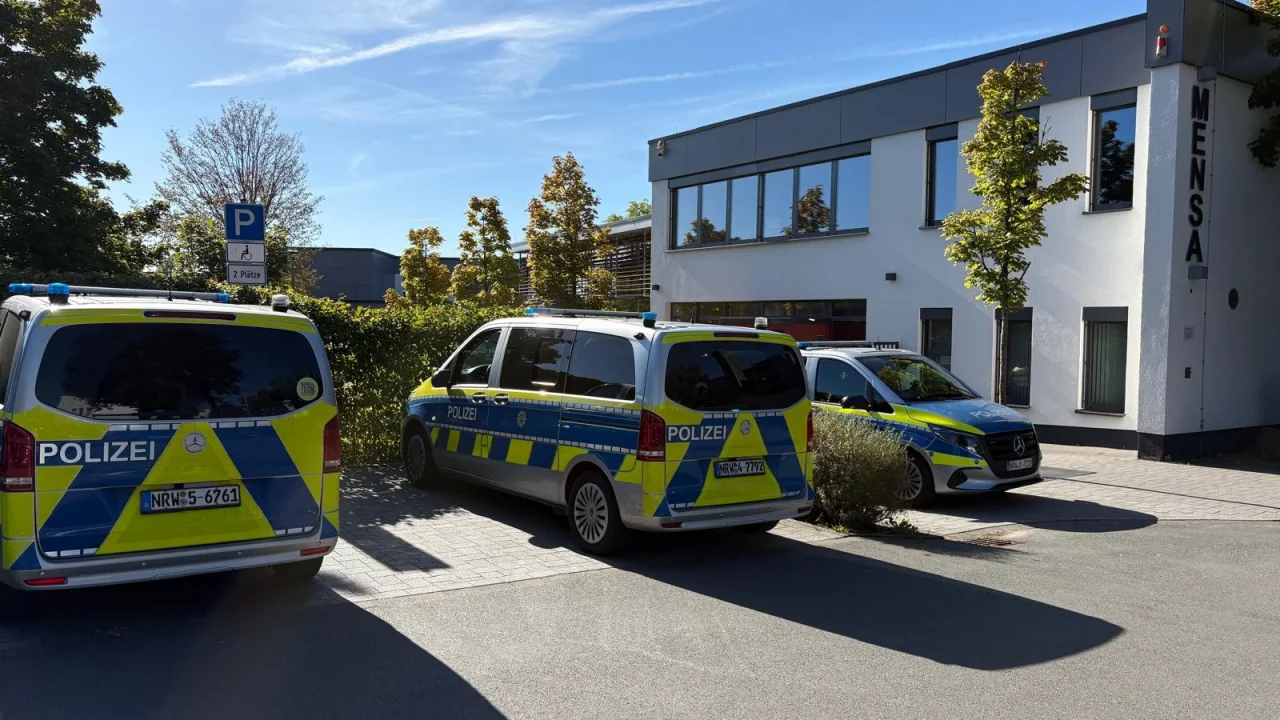 An der Gesamtschule Finnentrop läuft am Freitagvormittag, 25. September 2026, ein großer Polizeieinsatz. von Claudia Wichtmann