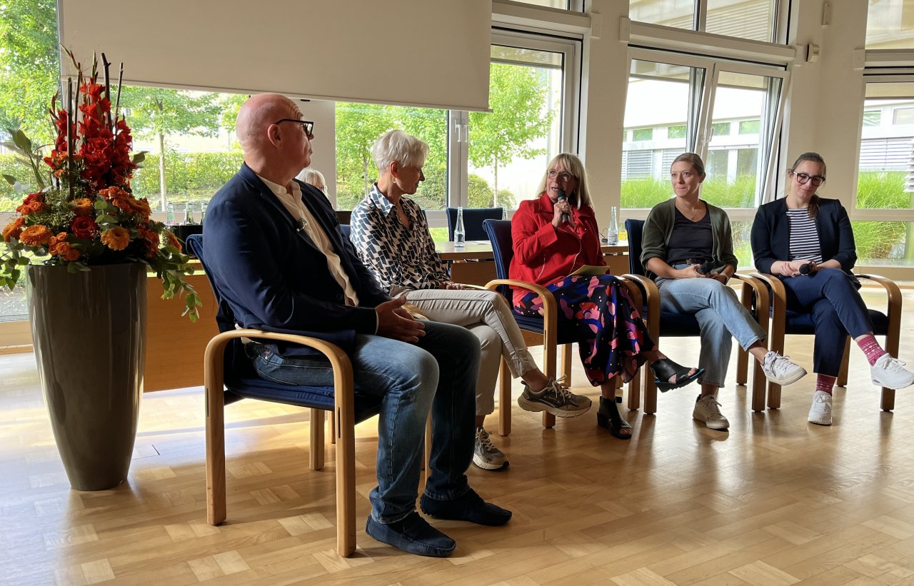 Journalistin Beate Schmies (M.) im Gespräch mit Frau Dr. Grit Herter-Sprie (r.), zwei Betroffenen und Dr. Jürgen Schwickerath. von privat