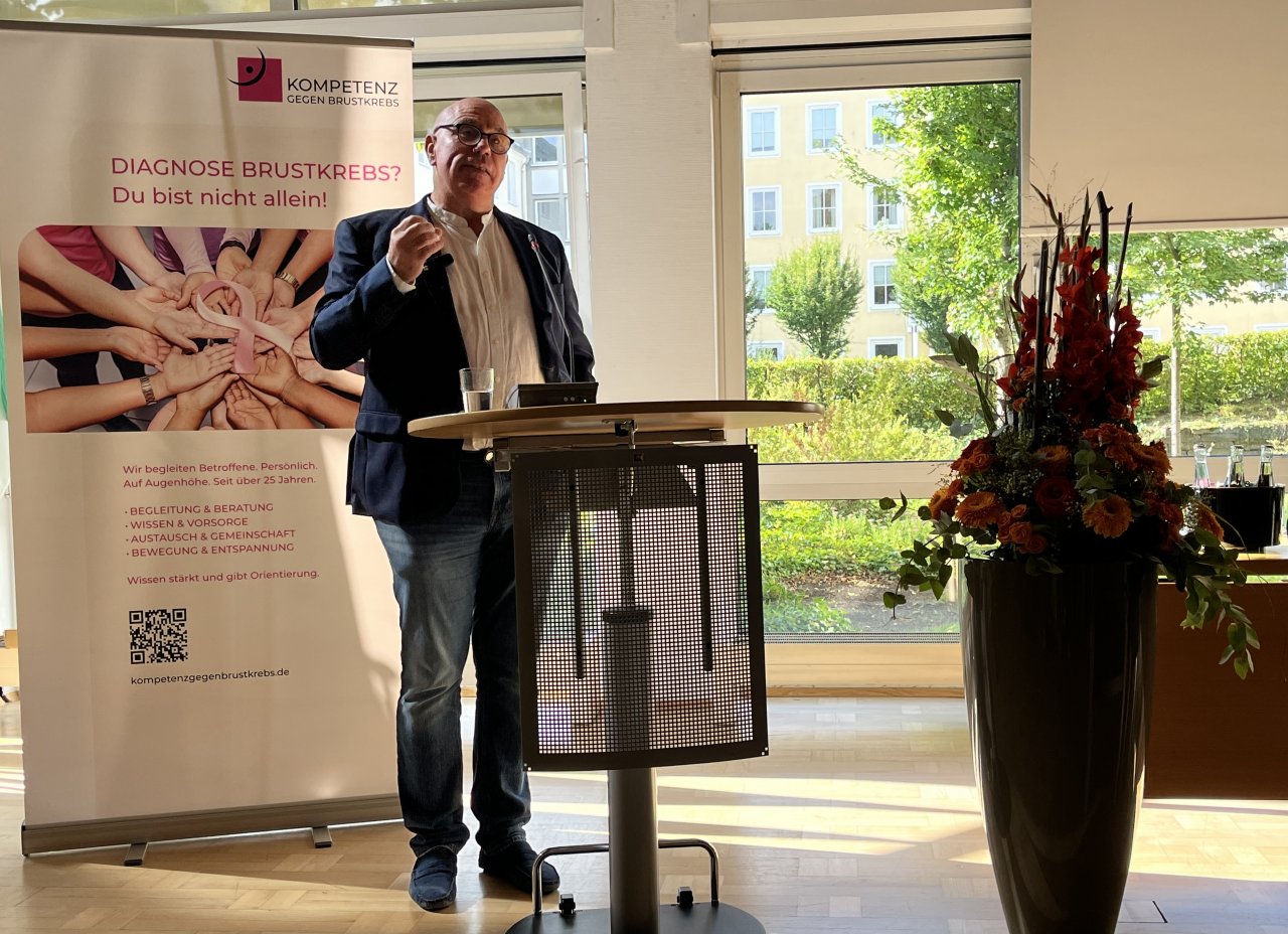 Dr. Jürgen Schwickerath, Chefarzt der Frauenklinik und des Brustzentrums Olpe, referierte zum Thema Langzeit-Überlebensqualität. von privat