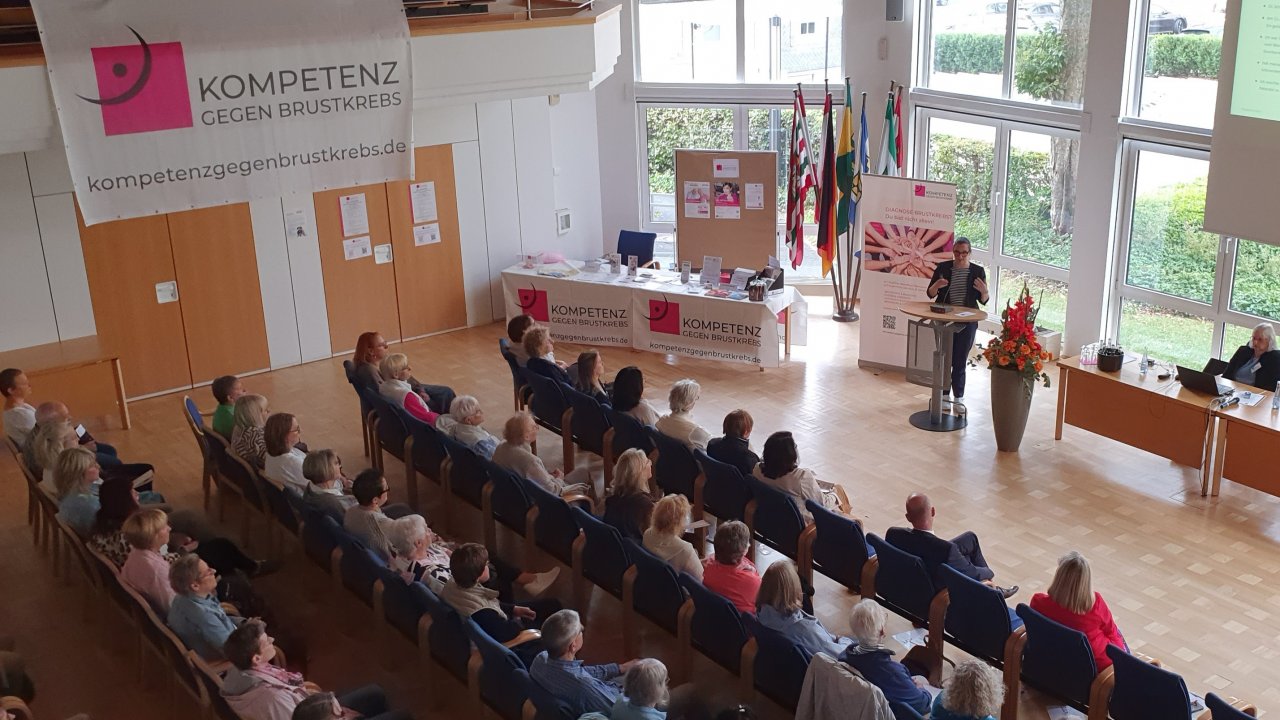 Mehr als 90 Interessierte kamen im Kreishaus Olpe zum 23. Kongress des Vereins Kompetenz gegen Brustkrebs zusammen. von privat