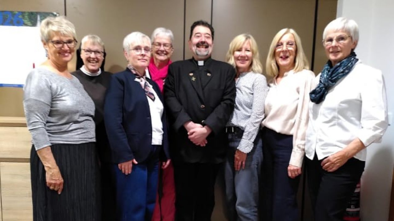 Der erweiterte Vorstand der Caritaskonferenz Rhode mit Schwester Getrudis und Pastor Calabrese. von privat