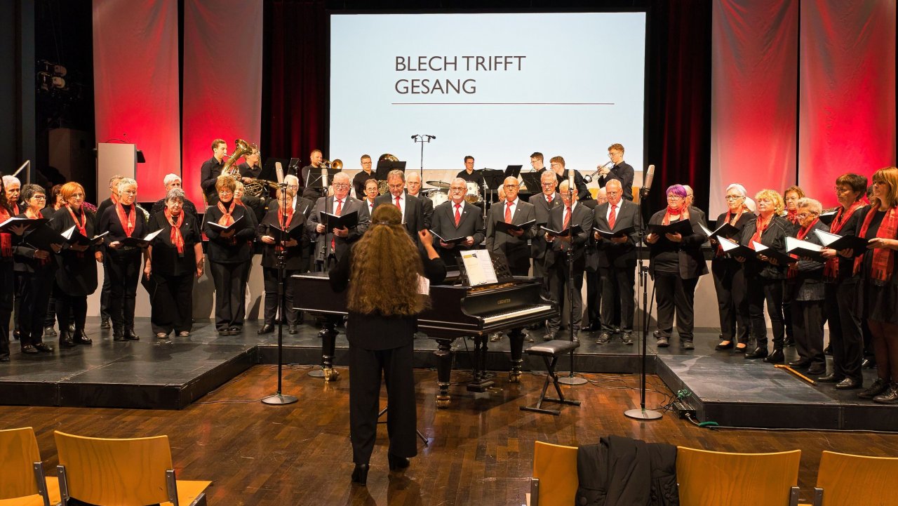 Nach dem großen Erfolg 2024 steht nun am Sonntag, 4. Oktober, in der Stadthalle Attendorn die Fortsetzung an: Die „Cäcilia“ Attendorn bringt unter der künstlerischen Leitung von Tatiana Hundt das Programm „Blech trifft Gesang – Teil 2“ auf die Bühne. von privat