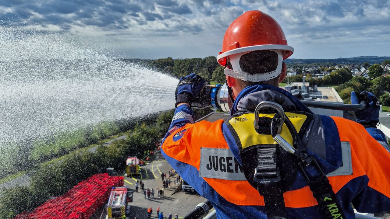 Zu ihrem 50-jährigen Jubiläum hat die Jugendfeuerwehr Hünsborn eine Großübung veranstaltet. von Feuerwehr Wenden