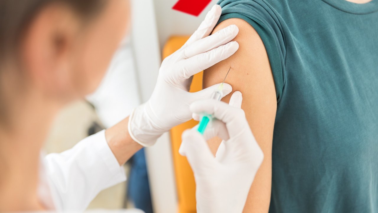 Die Apotheken appellieren an die Bürger, sich im Herbst gegen die Virusgrippe impfen zu lassen. Auch viele Apotheken bieten Schutzimpfungen an. von ABDA