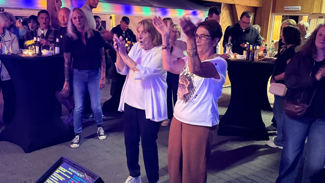 Anni Pohlmann und Elke Maschner feiern sich und die Band. von privat