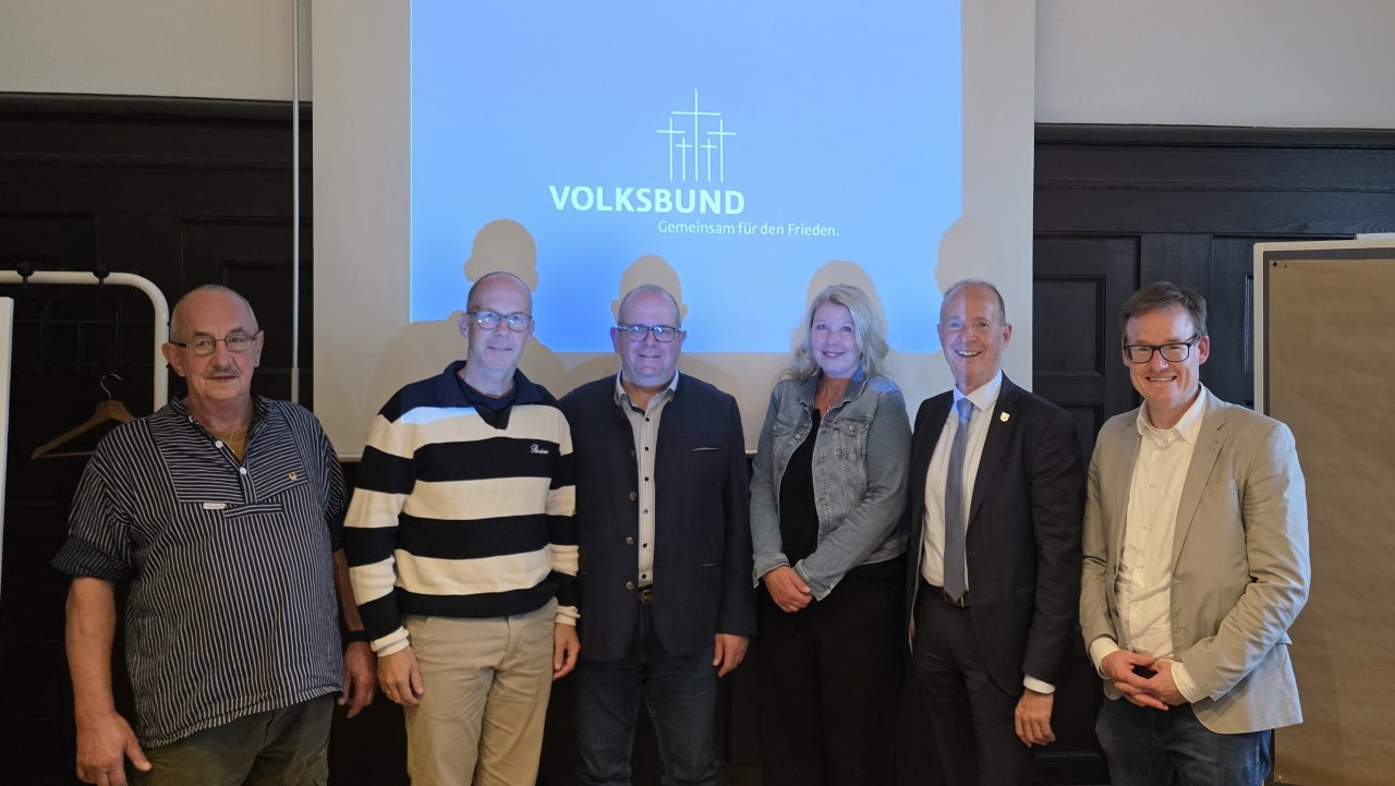 Regionalgeschäftsführer Jens Effkemann, Kreisvorsitzender Landrat Theo Melcher, Beatrix Balzar vom Bezirksvorstand sowie die Beisitzer im VDK-Kreisverband Olpe, Markus Bröcher, Matthias Reißner und Kajo Jung (v.r.). von Kreis Olpe / Daniel Jacob