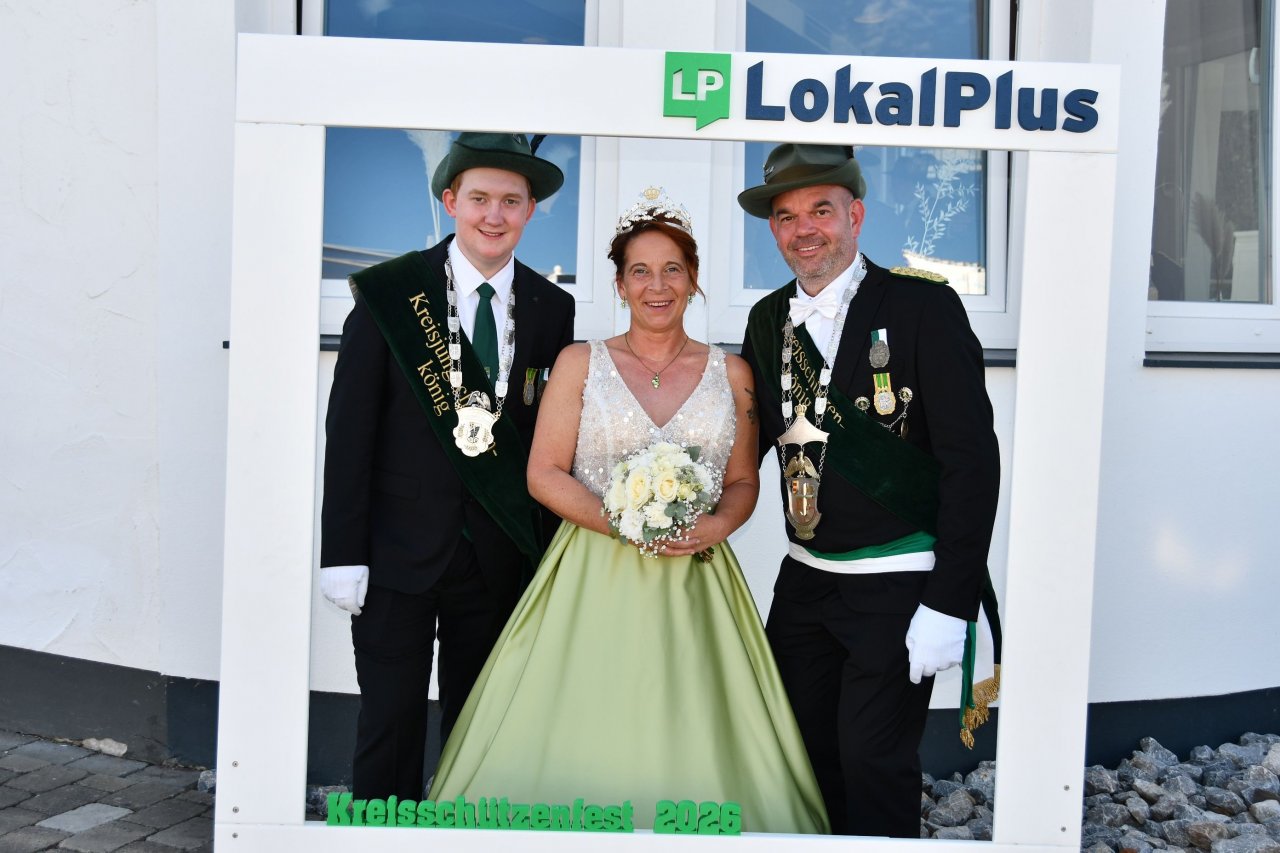 Da stand er noch, die schicke LokalPlus-Fotorahmen, und bot am Sonntag, 27. September, die passende Kulisse für die Kreisregenten (v.l.) Justus Mennekes sowie Dominik und Bianca Schulte. Nur Stunden später wurde der Rahmen „entführt“... von Nicole Voss