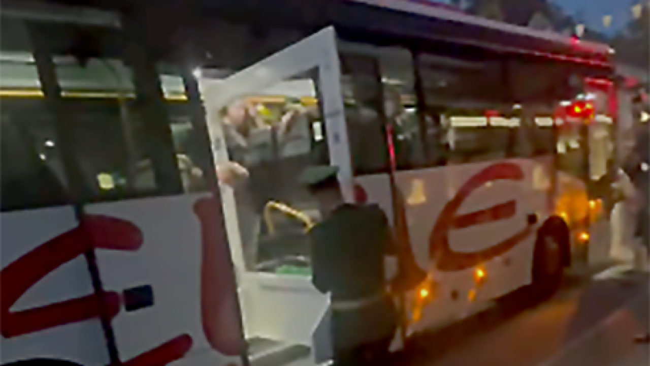 Es gibt ein Beweis-Video von der Entführung des LokalPlus-Fotorahmens: Mit stoischer Hartnäckigkeit versuchen einige Schützen minutenlang, den großen Rahmen durch die Bustür zu quetschen... von privat
