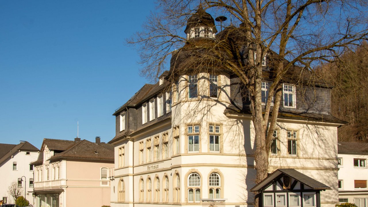 Das Rathaus der Gemeinde Kirchhundem. von Nils Dinkel