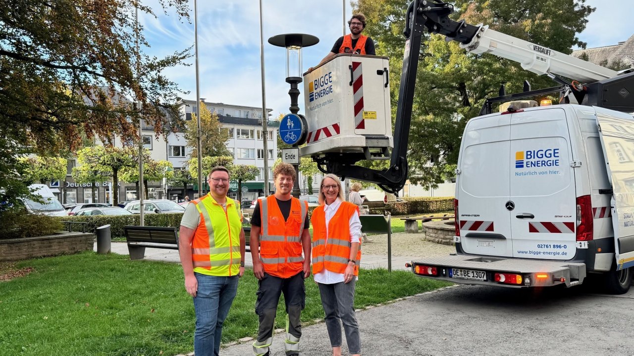 Stephan Mitzner (Projektmitarbeiter Tiefbauamt Olpe), Marius Stuff (Bigge Energie), Michaela Halbe-Senske (Projektleiterin Smart City) und Daniel Kunst (Bigge Energie). von Kreisstadt Olpe