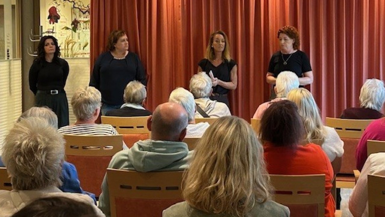 Anna Schwarz, Edith Reckling, Melanie Bödefeld und Stefanie Kremer gaben den Besuchern wichtige Informationen und wertvolle Hilfestellungen. von Ivonne Neu, Caritas-Zentrum Attendorn