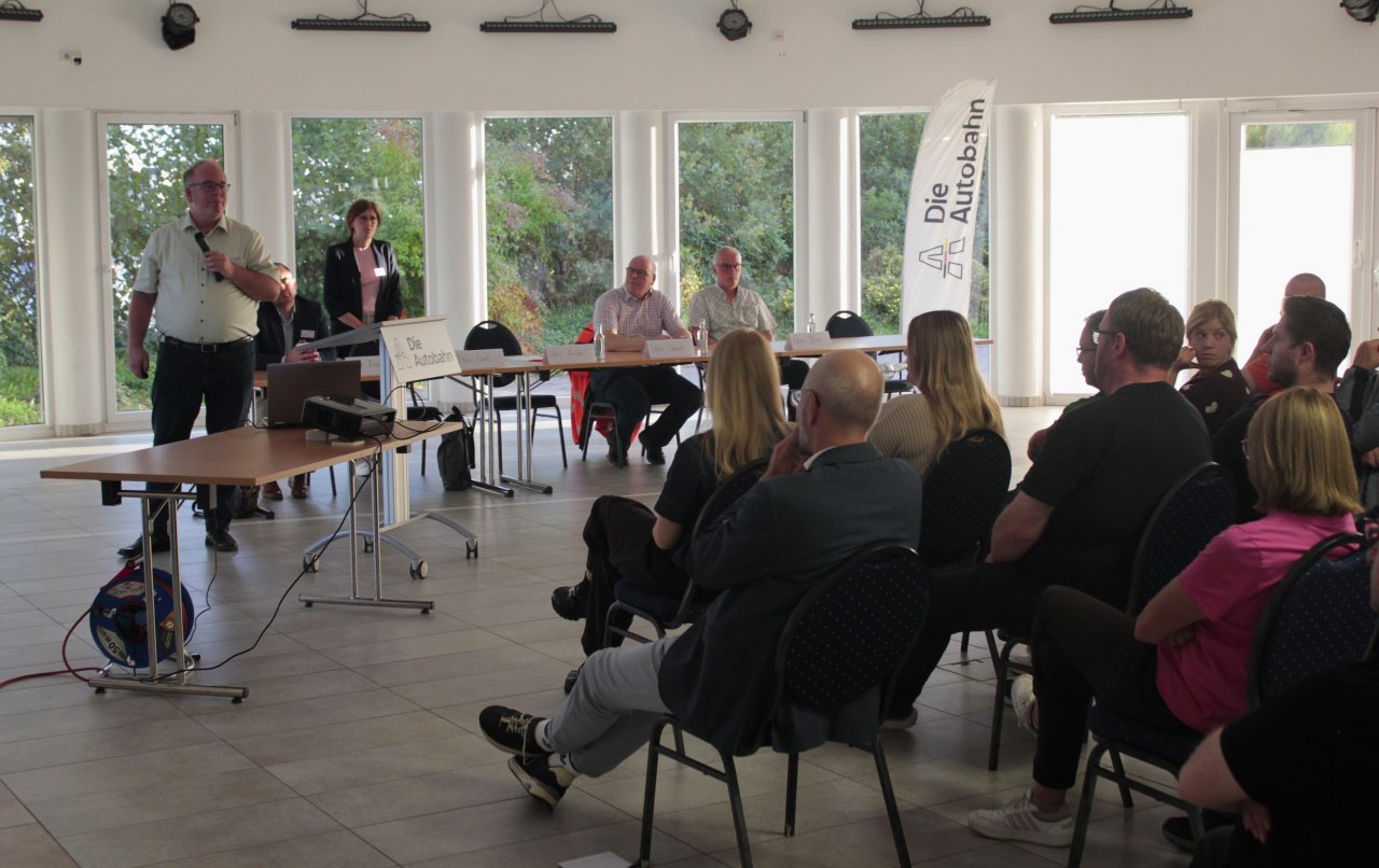 Gut besucht war die Infoveranstaltung der Autobahn GmbH in Germinghausen. von Wolfgang Schneider