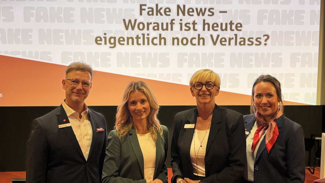 (v.l.) Heinz-Jörg Reichmann (Vorstandsvorsitzender der Sparkasse Attendorn-Lennestadt-Kirchhundem), Speakerin Amelie-Marie Weber, Ute Walter (Vertriebsdirektorin Deka-Bank) und die Organisatorin des S-FinanztALK, Kim Rüschenberg. von Sparkasse A-L-K