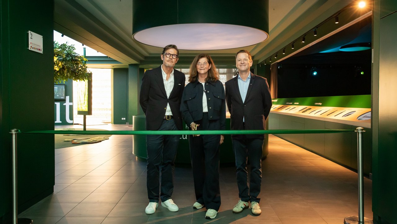 Zur Wiedereröffnung der Krombacher Erlebniswelt durchtrennte die geschäftsführende Gesellschafterin Petra Schadeberg-Herrmann symbolisch das Eröffnungsband. Mit ihr freuen sich Peter Latz, Leiter Kundenmanagement (l.), und Ralph Zimmerer, Geschäftsführer Marketing (r.) . von Krombacher Brauerei