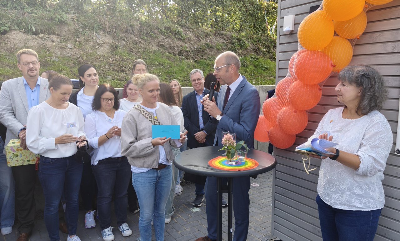 Der Bereichsleiter der WIR-KITAS, Peter Schmitz, hatte Geschenke sowohl für den Kindergarten (rechts Einrichtungsleiterin Ilona Winkel) wie für den Förderverein mitgebracht, das Vorsitzende Dr. Silja Lockemann entgegennahm. von Kindergarten St. Cyriakus