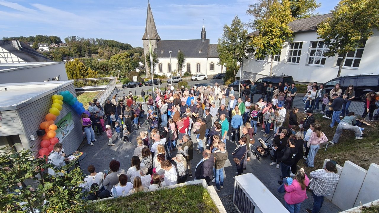 Auf dem Vorplatz des Neubaus fand die Feierstunde anlässlich zweier Jubiläen und der Einweihung des Neubaus statt. von Kindergarten St. Cyriakus