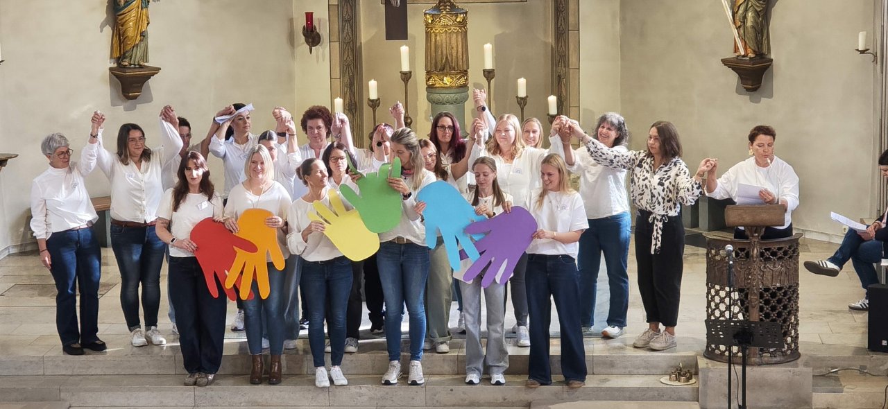 Die Erzieherinnen demonstrierten im Wortgottesdienst spielerisch, dass durch den Zuwachs um zwei Gruppen nun der Regenbogen farblich komplett ist. Aus ursprünglich drei Gruppen wurden nun nach 50 Jahren sechs. von Kindergarten St. Cyriakus