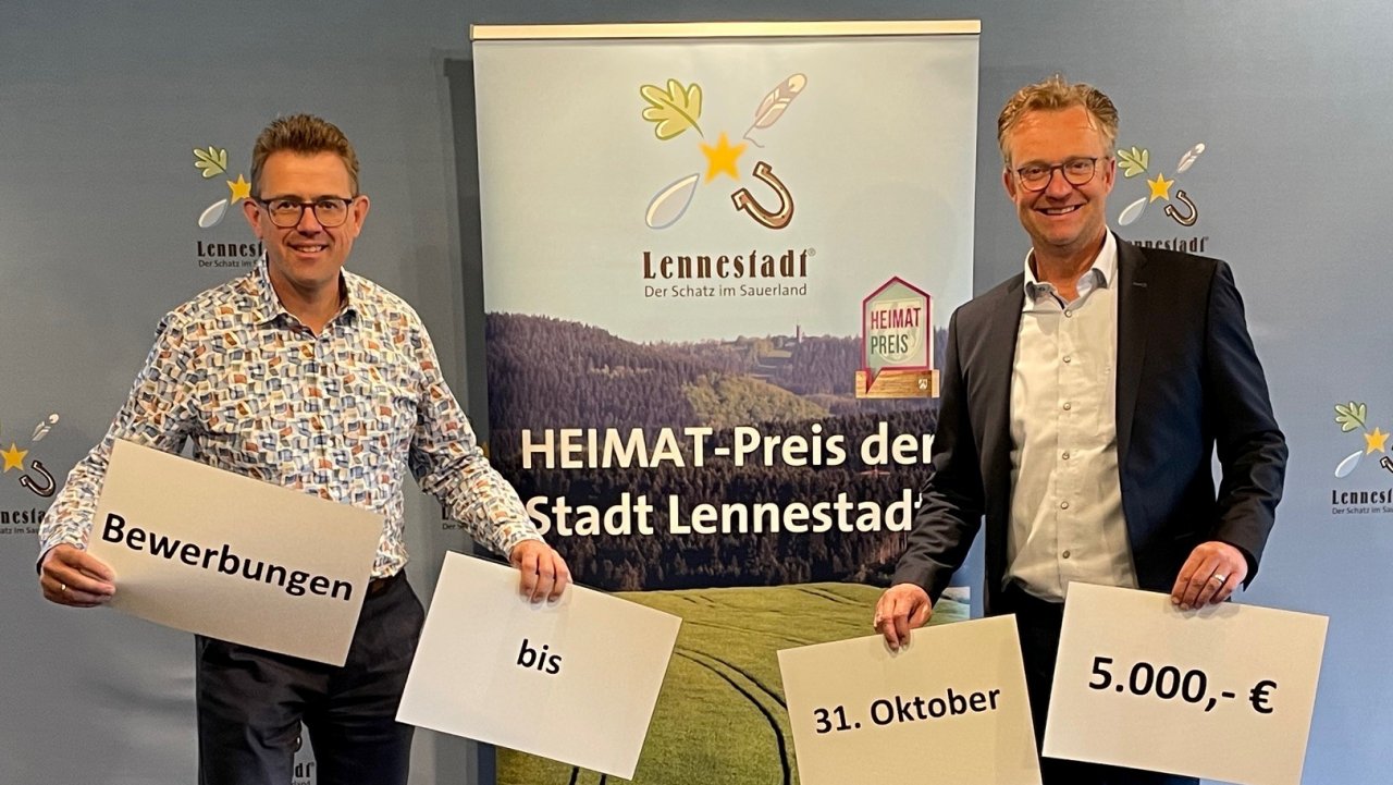 Martin Steinberg (l.) und Bürgermeister Tobias Puspas freuen sich auf viele Bewerbungen zum Heimatpreis von Stadt Lennestadt, Luisa Reichling