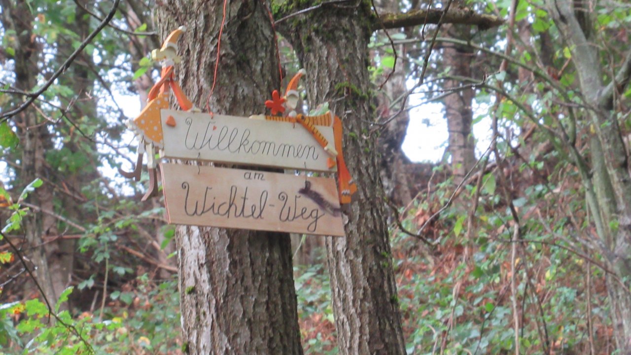 Im September haben die Schulanfänger des Familienzentrums Panama aus Bamenohl acht Tage im Waldstück beim SGV-Heim Finnentrop-Bamenohl. In dieser Zeit ist ein Wichtelweg entstanden, der Spaziergänger dazu einlädt, die Welt der Wichtel zu erkunden. von Familienzentrums Panama