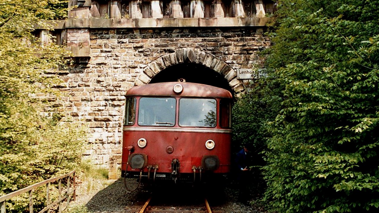 Große Überraschung bei der Sauerländer Kleinbahn in Plettenberg: Dem Museumsbahnverein wurde das Originalschild des Lenhauser Eisenbahntunnels angeboten, das über Jahrzehnte am Portal angeschraubt war (oben rechts) und die Länge des Tunnels anzeigte. von Sammlung Märkische Museumseisenbahn