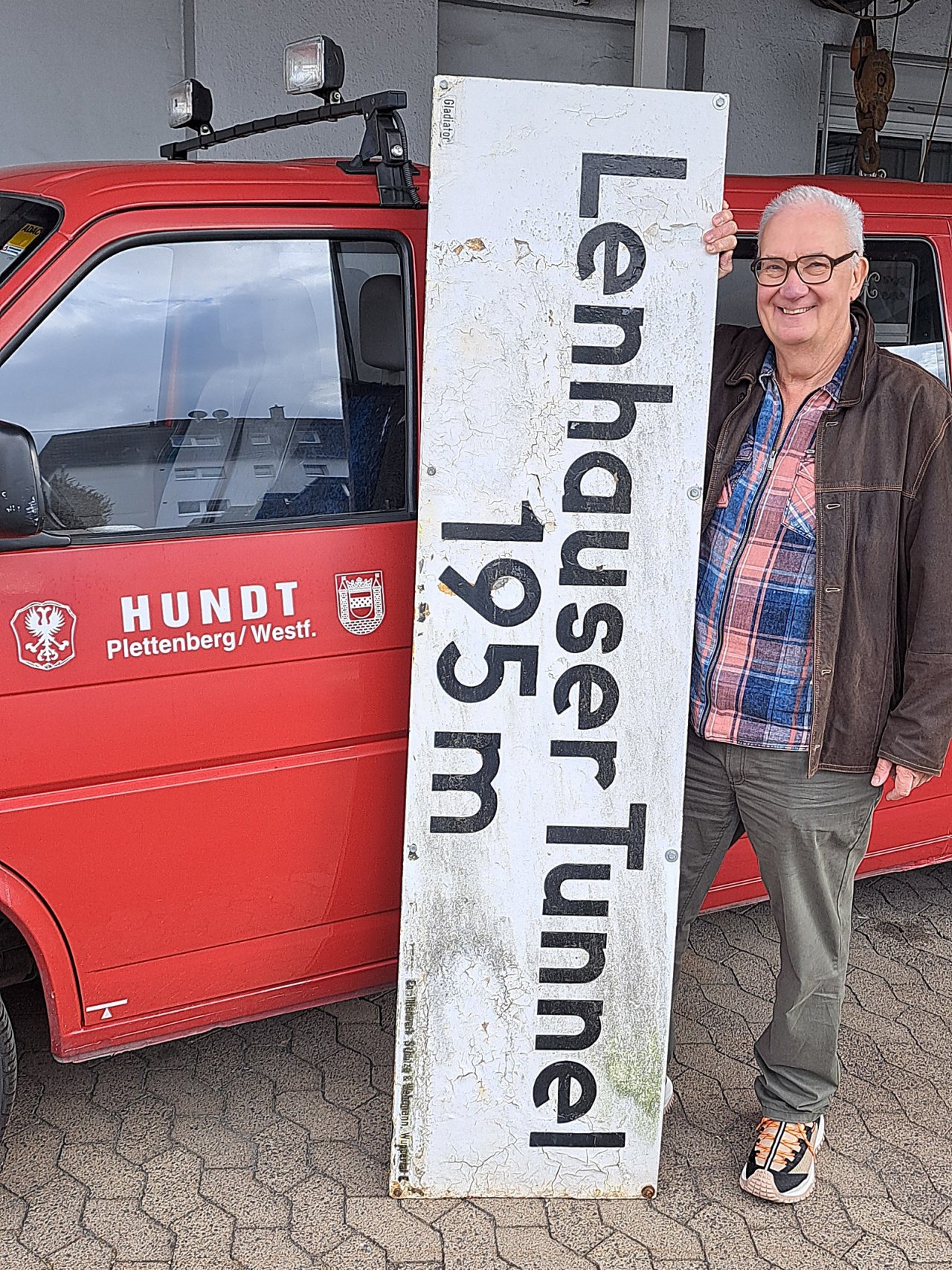 Matthias Baumeister hat das Schild in Plettenberg übernommen und organisierte gemeinsam mit den Lenhauser Heimatfreunden die Restaurierung. von Stefan Aschauer-Hundt