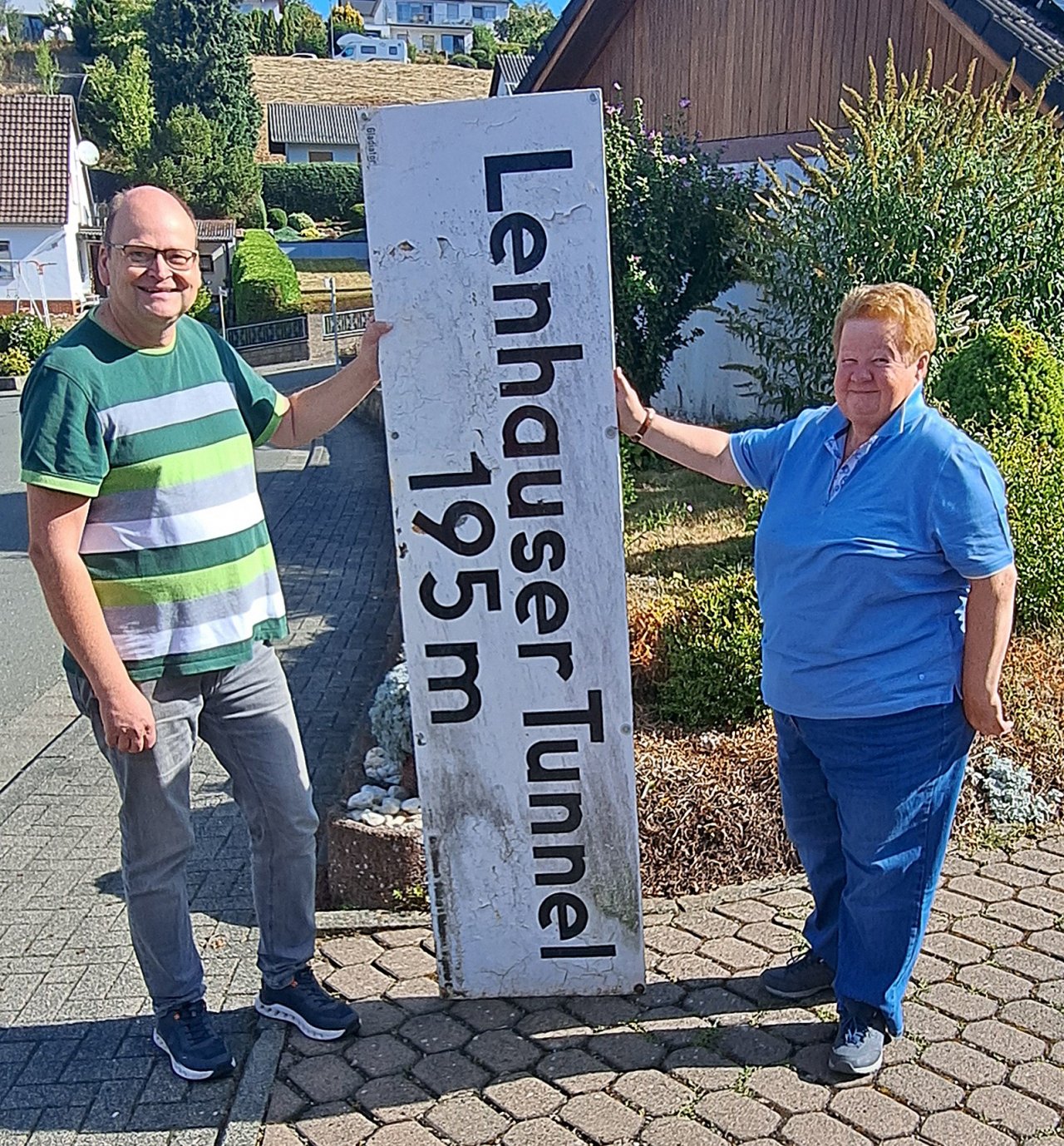 40 Jahre hing das Schild vom Lenhauser Eisenbahntunnel in der Garage der Familie Lange in Hessen. von Stefan Aschauer-Hundt