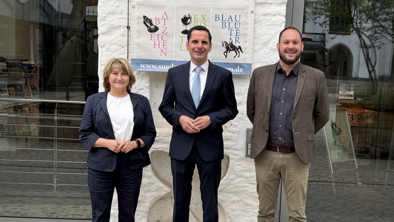 Sebastian Luke (r.) tritt Anfang Oktober seinen Dienst als neuer Leiter des Südsauerlandmuseums in Attendorn und des Museums Wendener Hütte an. Zum Jahreswechsel übernimmt der gebürtige Attendorner die Leitung beider Häuser von Monika Löcken (l.), die dann in den Ruhestand geht. von Hansestadt Attendorn