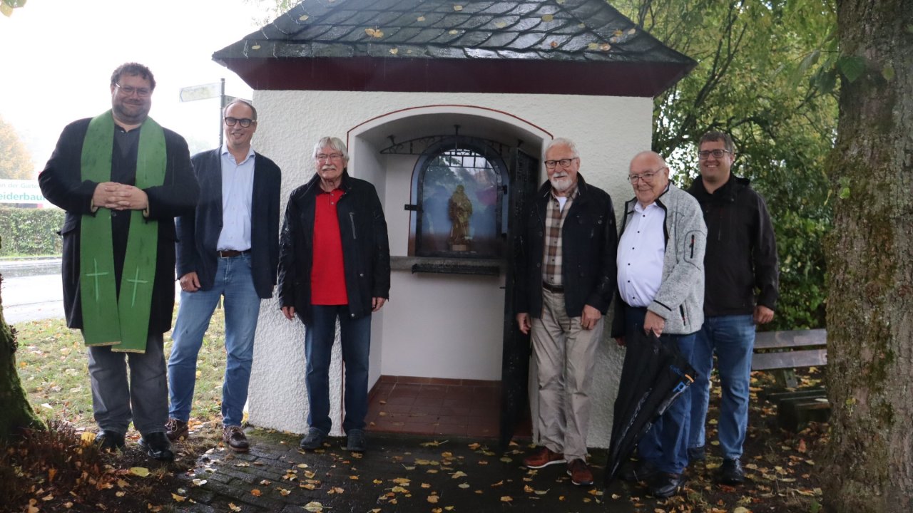 Der Standort für das Heiligenhäuschen Heiderbaum ist eher ungewöhnlich: direkt an einer Hauptstraße in einem Industriegebiet. Als es im vorletzten Jahrhundert erbaut wurde, sah das aber noch anders aus. Wiesen, so weit das Auge reicht und ein markanter Baum, der Heiderbaum. Was das Häuschen in über 150 Jahren alles erlebt hat, ist für die Restauration der Stätte zusammengetragen worden. von Mona Pospischil