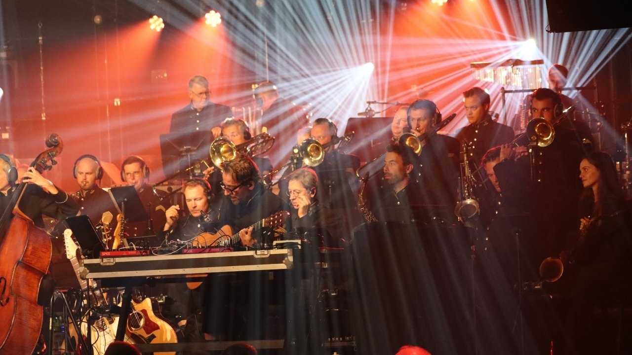 Mit ihrem Programm „Into Orbit“ nahm das Orchester der Königlichen Luftwaffe der Niederlande das Publikum beim Hospizkonzert in der Volksbank Arena Sauerlandhalle in Altenhundem mit auf eine Reise ins Weltall. Eine zweite Auflage gibt es am Samstagabend, 4. Oktober. von Marita Sapp