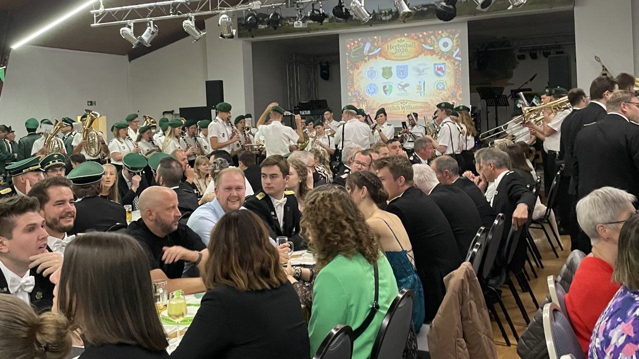Ernste Worte und später ausgelassene Stimmung gab es auf dem Herbstball der Attendorner Schützen in Windhausen. von Maren Schürholz