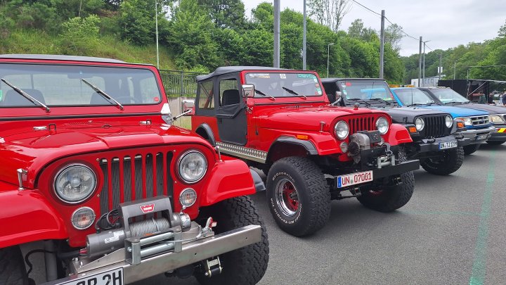 Seltene US-Fahrzeuge und klassische Oldtimer sorgten für einen abwechslungsreichen Rundgang und...