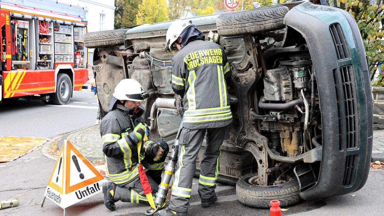 Verkehrsunfall und Rathausbrand: Feuerwehr Drolshagen übt den Ernstfall