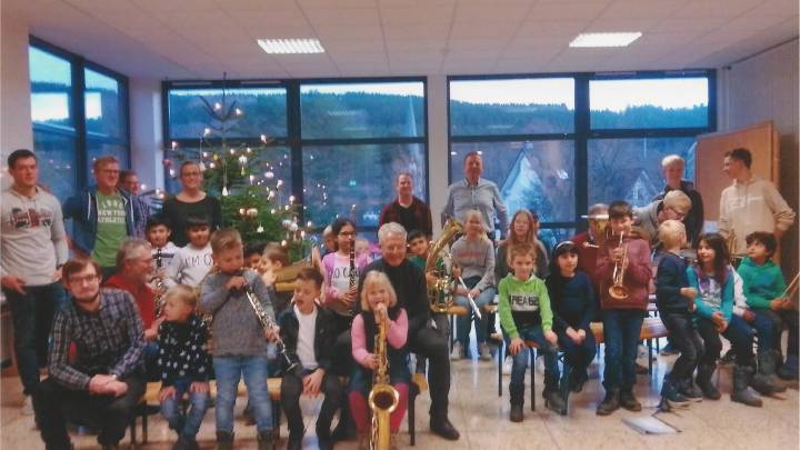 Mitglieder des Musikverein beim ersten Treffen mit den Kindern des offen Ganztags in der Gundschule...