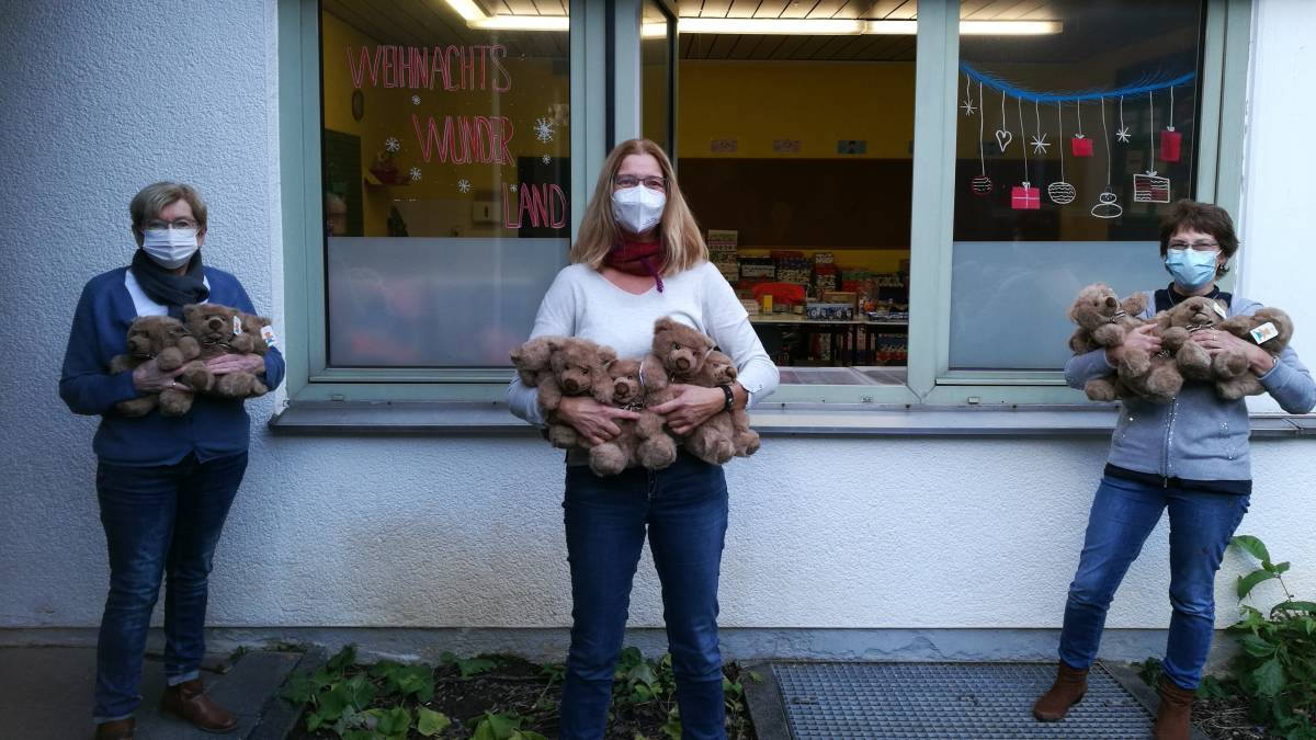 Große Freude über die Teddybären-Spende aus Wenden herrschte bei den Helferinnen in der Sammelstation in Olpe. von privat