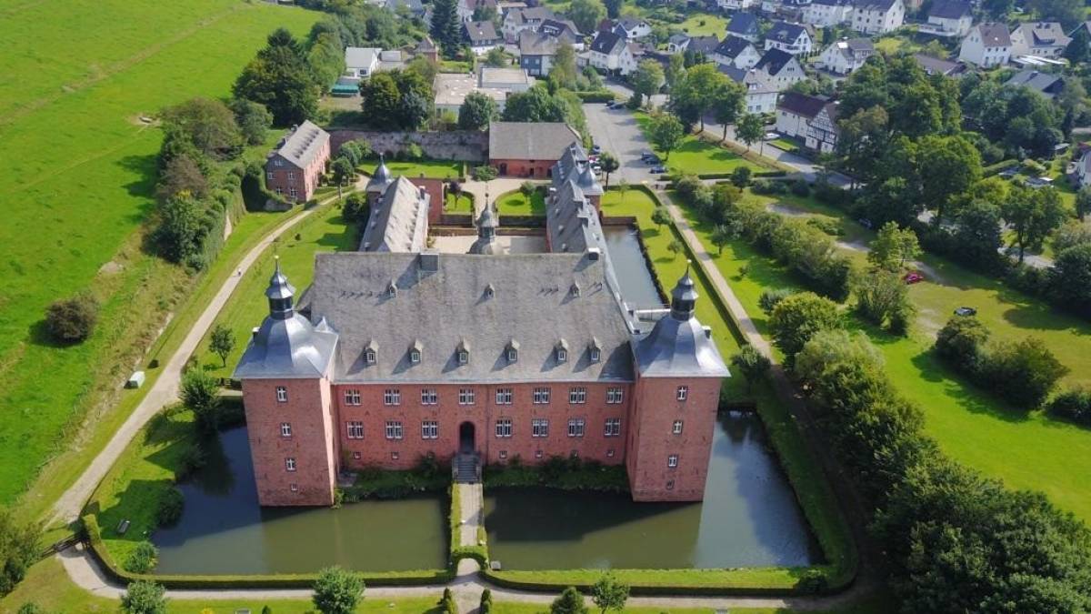 Die Wohnungseigentümergemeinschaft pflegt das gesamte Anwesen des Schloss Adolfsburg in Oberhundem. von privat