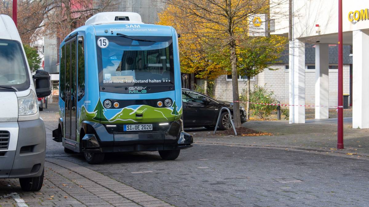 Der autonome Bus SAM während der Fahrt auf der Helmut-Kumpf-Straße in Altenhundem. von Nils Dinkel